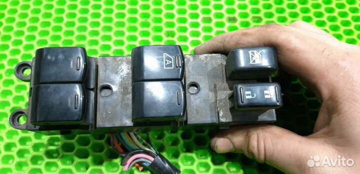 Блок управления стеклоподъемниками Nissan Tiida C1