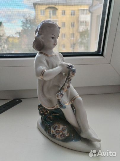 Статуэтка Девушка плетет венок старая Гжель