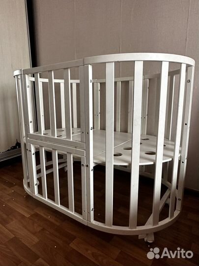 Детская кроватка с маятником
