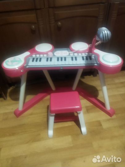 Эвакуатор с двумя стрелами и детский синтезатор