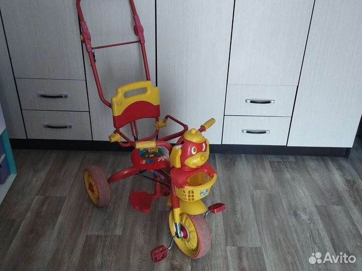 Детский трехколесный велосипед с ручкой