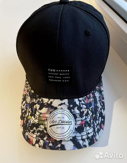 Бейсболка H&M чёрная с цветным козырьком