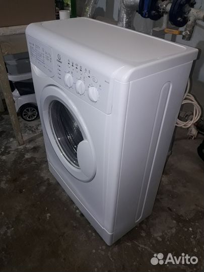 Стиральная машина Indesit(узкая)