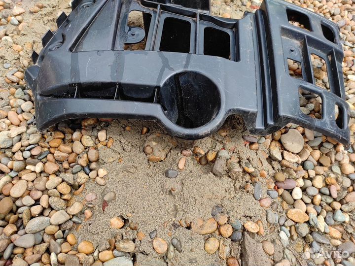 Направляющая заднего бампера правая (BMW X1)