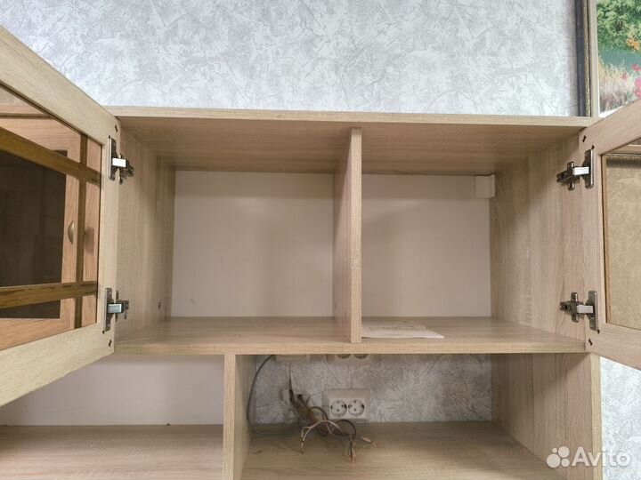 Настенный шкаф, стеллаж, стеклянные дверцы