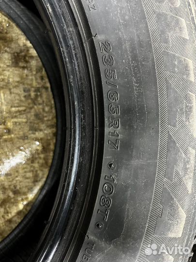 Bridgestone Blizzak Spike-01 235/65 R17 108T