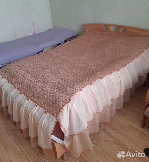 Микроволновка,шкаф для посуды,обувница,кровать