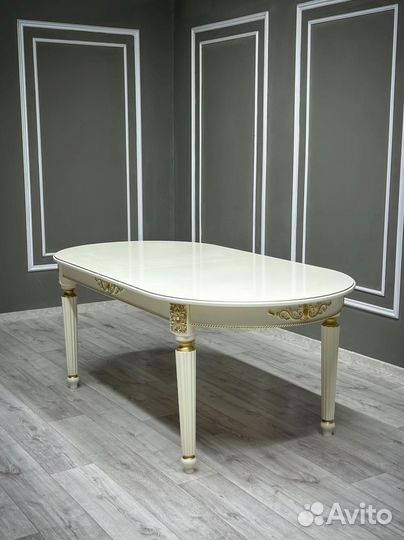 Стол обеденный. В наличии