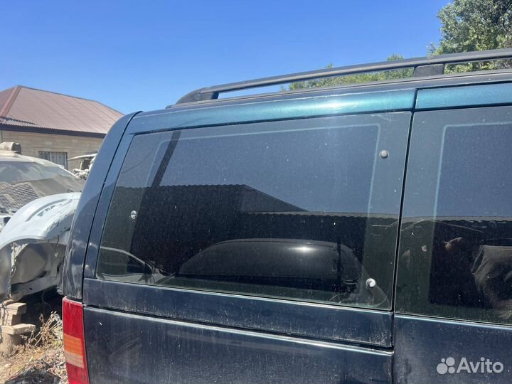Боковое стекло Mercedes W638 Vito V