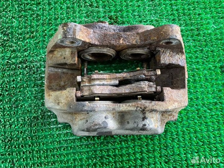 Суппорт тормозной прав. перед. Toyota Land cruiser