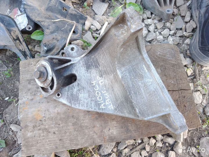 Кронштейн двигателя правый Audi 100c4