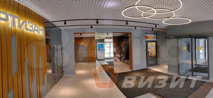 Торговая площадь в бц Партизан напротив входа 62м²