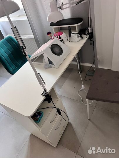 Стол маникюрный с пылесосом и тумбой