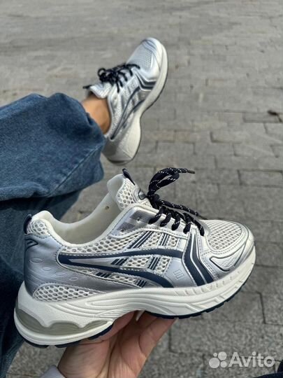 Кроссовки женские