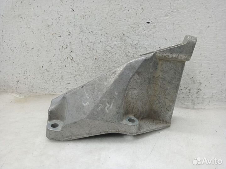 Кронштейн двигателя volkswagen passat B5+ Левый