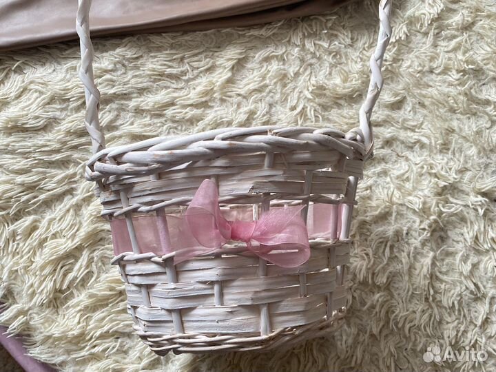 Плетенная корзина и ведро пасхальный