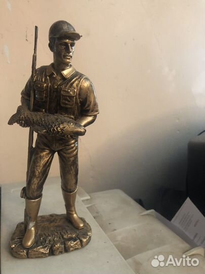 Настольная фигурка рыбака