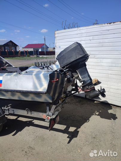 Лодка с мотором и прицепом
