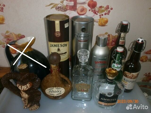 Кувшин,бутылки с крышками для коллекции