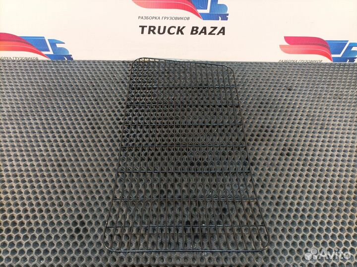 Сетка защитная правой фары Volvo FH