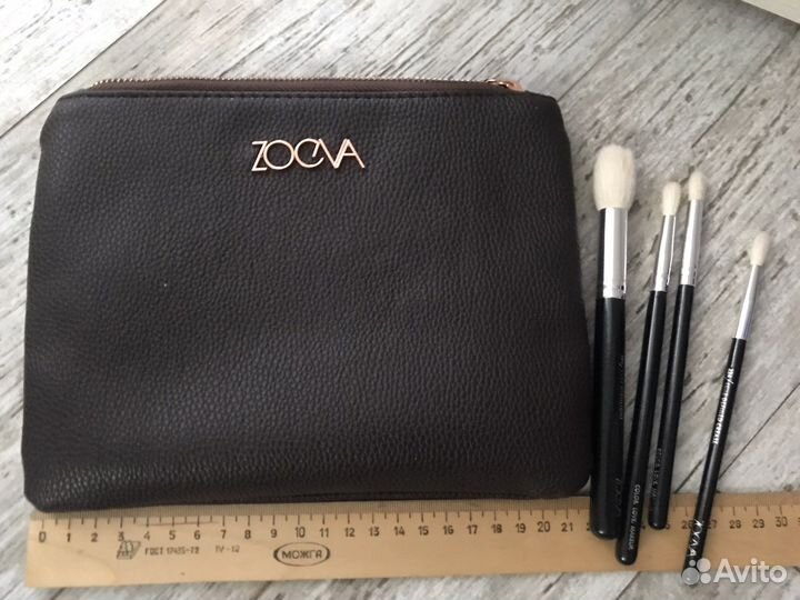 Зеркало, кисти, косметичка