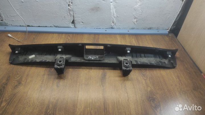 Накладка замка багажника задняя Skoda Rapid