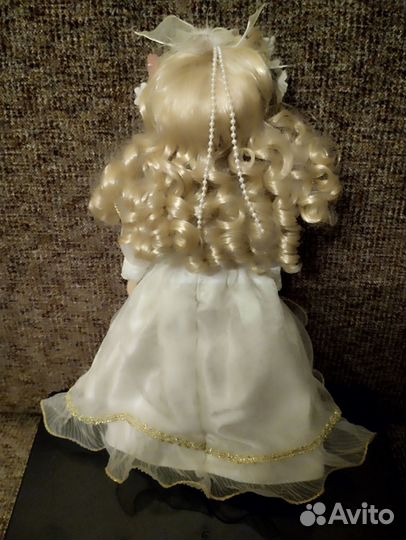 Кукла фарфоровая коллекционная,высота куклы 35 см