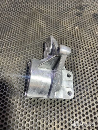 Кронштейн насоса Гур Jeep Liberty KJ 2.5-2.8d