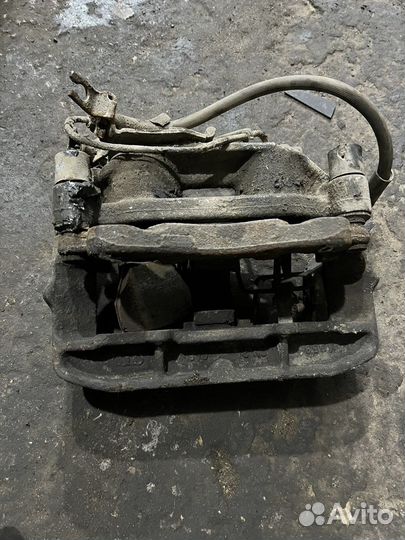 Передний правый суппорт Audi A8 D2 1999-02