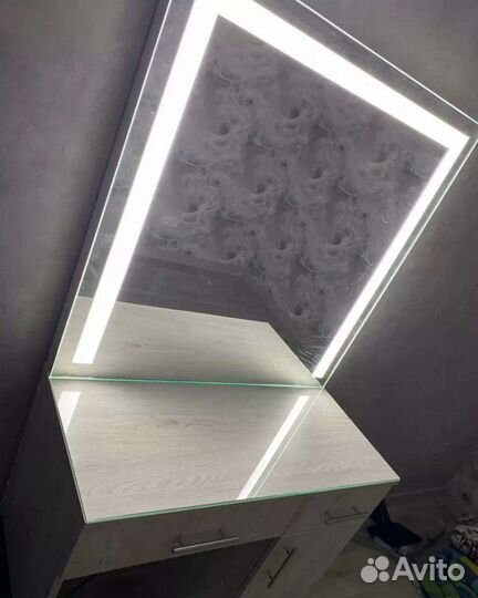 Гримерный столик для макияжа