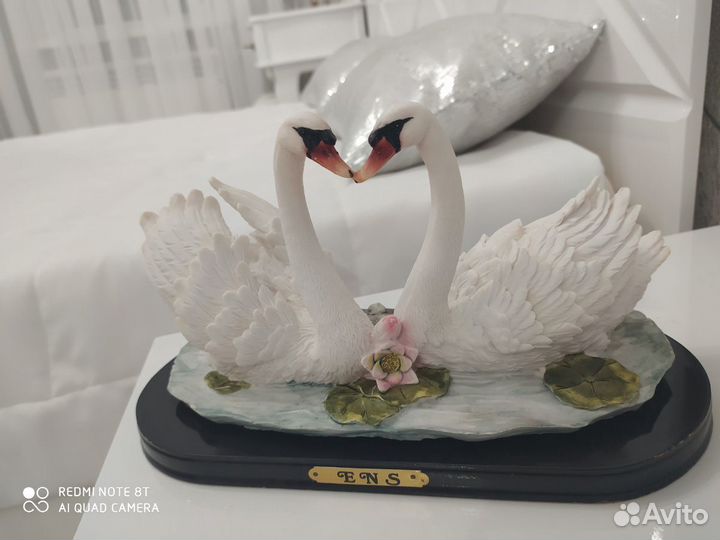 Статуэтка лебеди