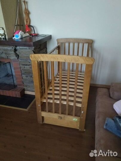 Детская кроватка с маятником и ящиком
