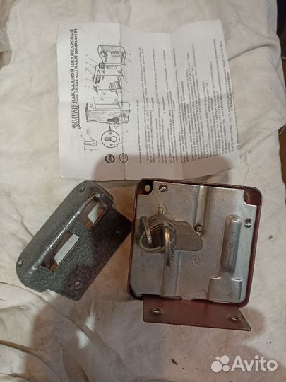 Замок дверной накладной