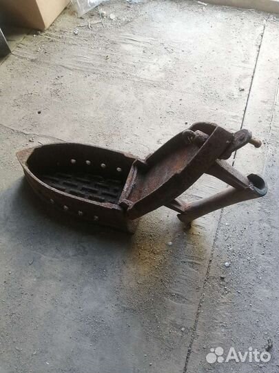 Старинный утюг на углях