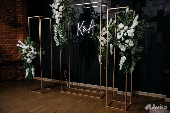 Стойка свадебная с цветами