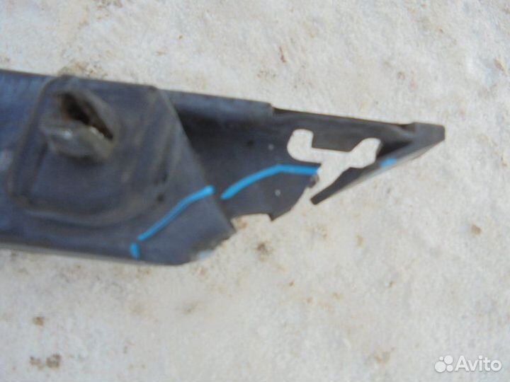 Крепление бампера переднее правое Toyota Corolla
