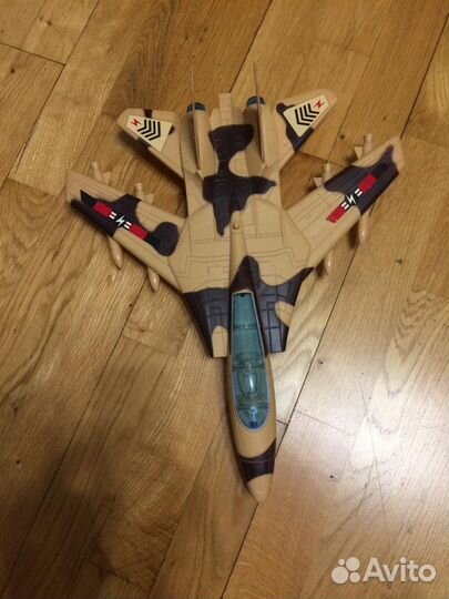 Самолет - истребитель на батарейках