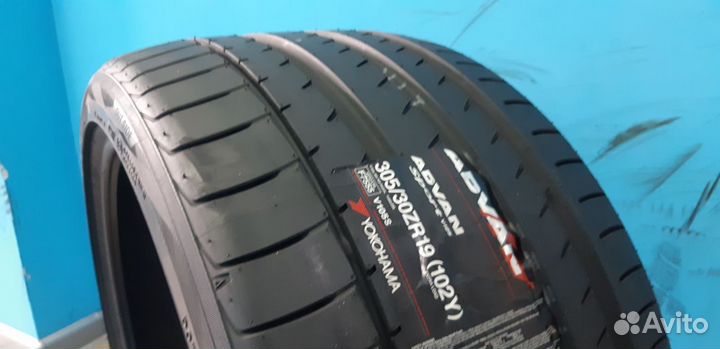 Yokohama Advan Sport V105 305/30 R19