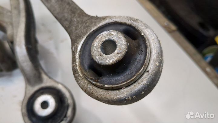 Ступица (кулак, цапфа) левая передняя Volkswagen Phaeton