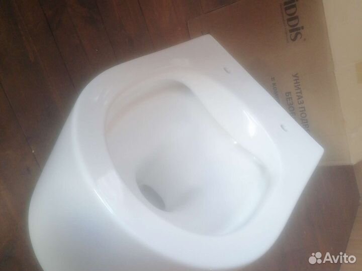 Унитаз подвесной безободковый