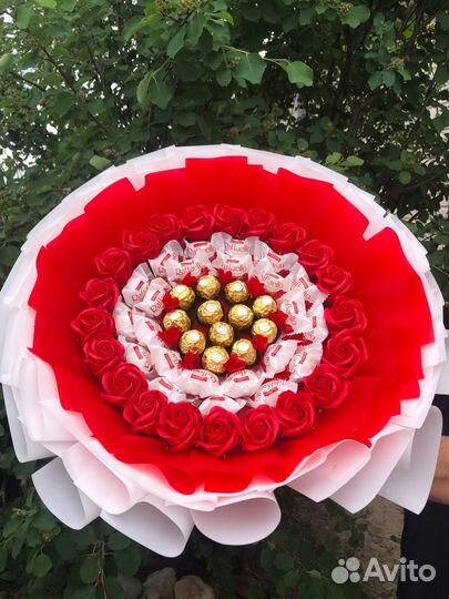 Съедобный букет на 1 сентября розы и рафаэлло