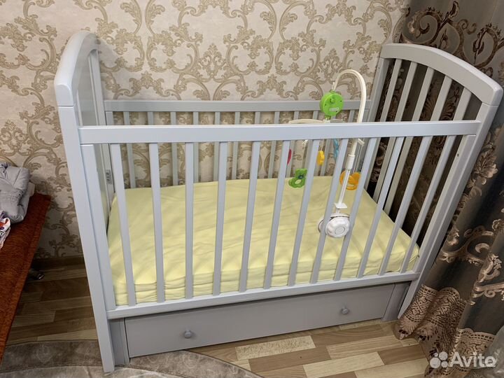 Детская кроватка с маятником и ящиком + матрас