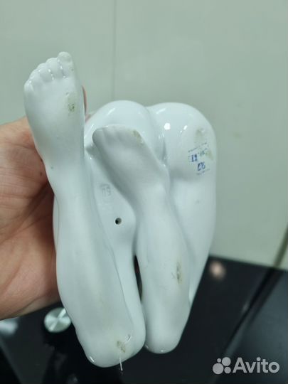 Статуэтка обнажённой девушки, дефект