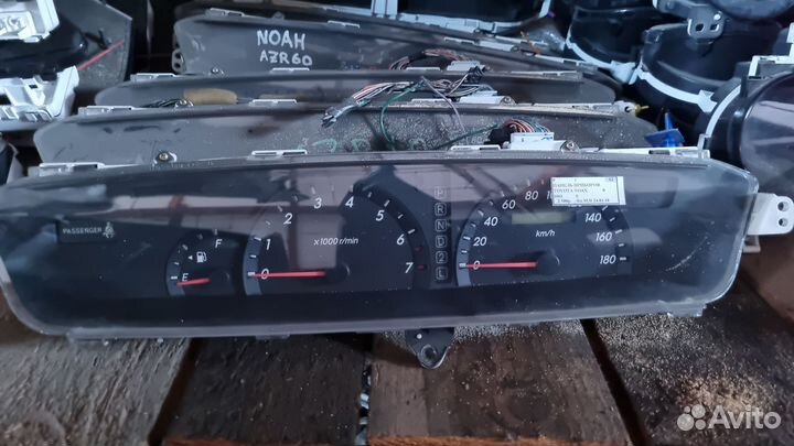 Панель приборов Toyota Noah 2001-2007 год