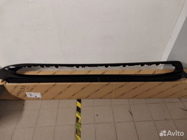 Накладка подножки правая Toyota Land Cruiser 200