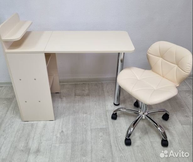 Стул для мастера маникюра на колесиках