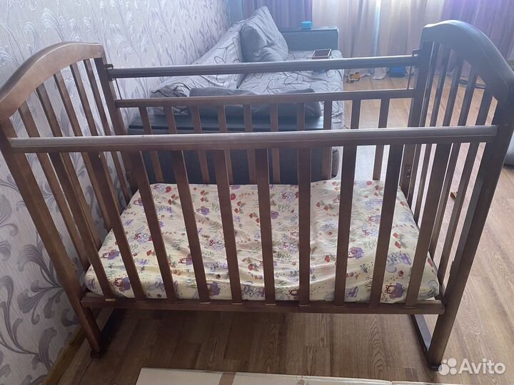 Детская кроватка с маятником