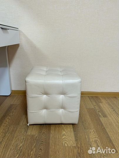 Туалетный столик с зеркалом