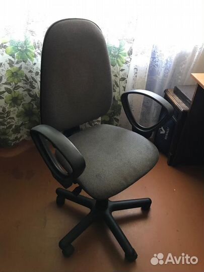 Офисный стол угловой с вертикальным шкафом кресло