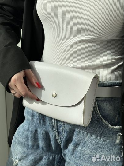 Поясная сумка женская белая на ремне